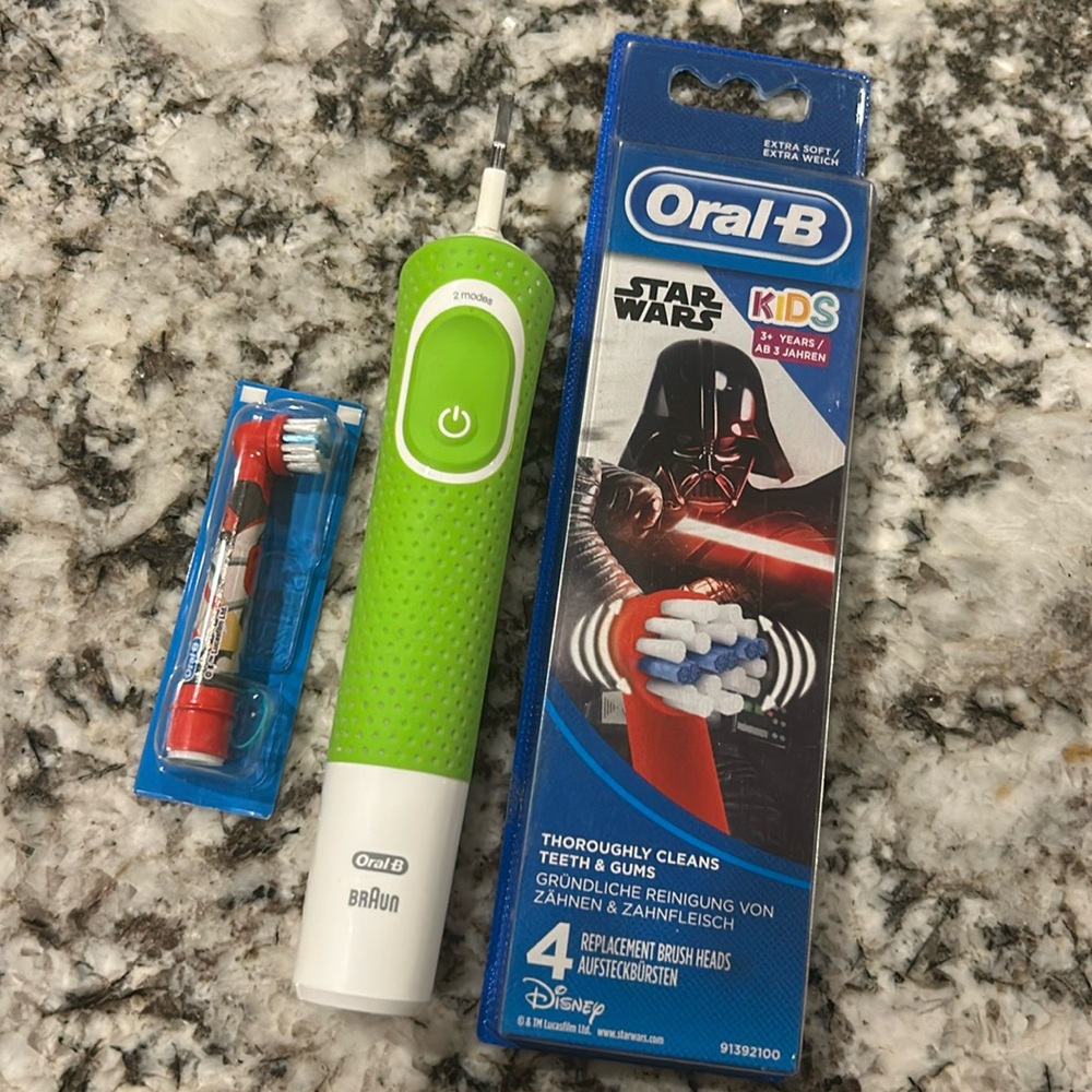 Oral-B Kids Electric Toothbrush and 5 Replacement Heads